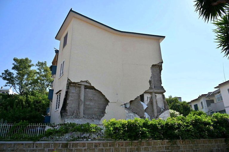 日本又震了…青森发生规模5.8地震 熊本震后土壤液化 意大利南部那不勒斯附近发生规模4.7地震,图为一栋房子受损。(欧新社)