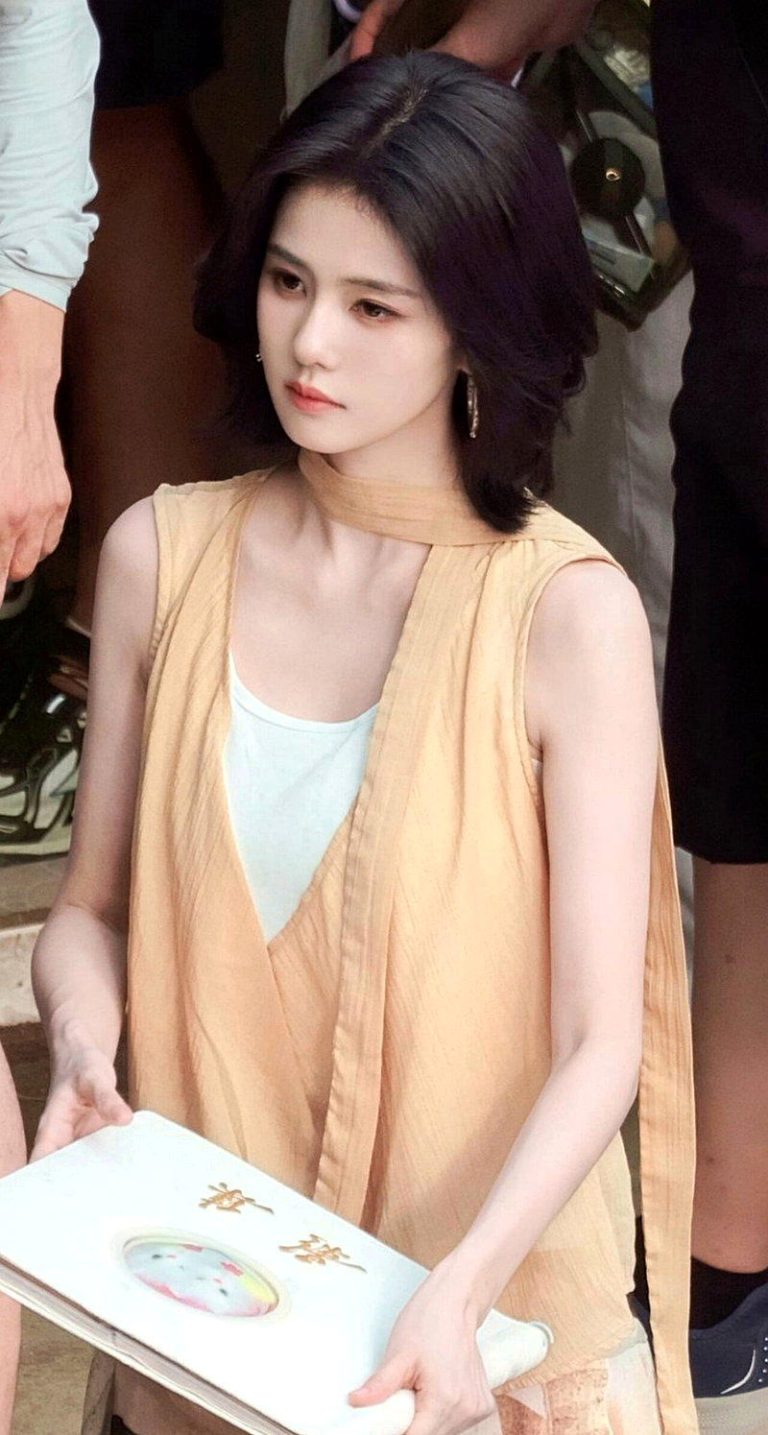 白鹿新剧「丑衣服被房东全丢了」 网赞:愈素愈美 白鹿在「开到荼蘼」中,饰演底层人物王韵娜。(取材自微博)