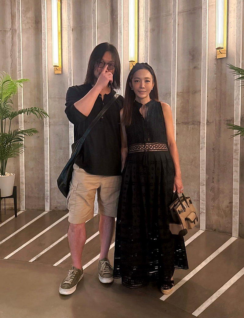 五月天玛莎(左)跟老婆Vicky成为地产大亨。图/摘自小红书