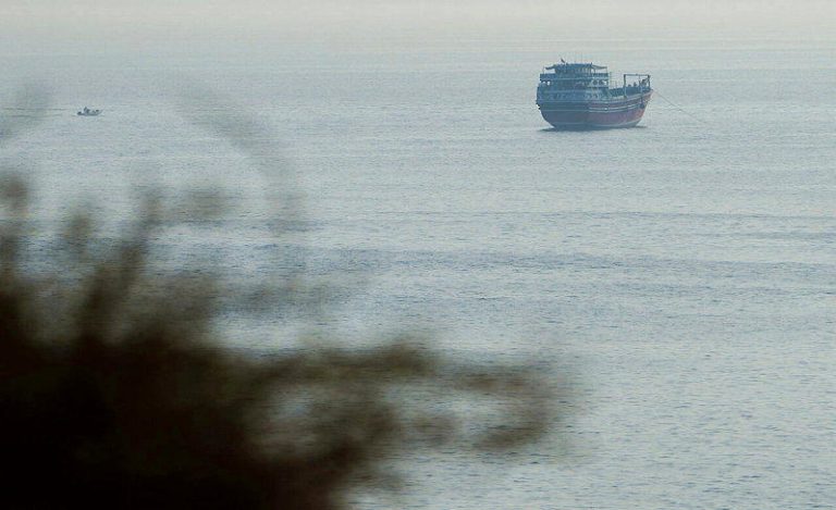 伊朗:荷莫兹海峡新航道协议 与阿曼接近达成 从阿曼望向荷莫兹海峡,一艘船只正通过。(路透)