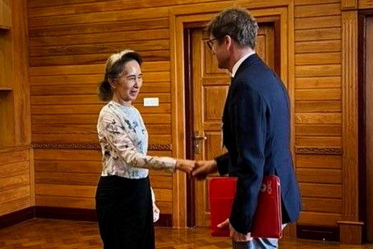 翁山苏姬还活着 缅甸军政府罕见曝光最新照片 儿曾忧2年没消息恐过世 缅甸军政府3日罕见公布照片表示,81岁的翁山苏姬(左)当日在首都与红十字国际委员...