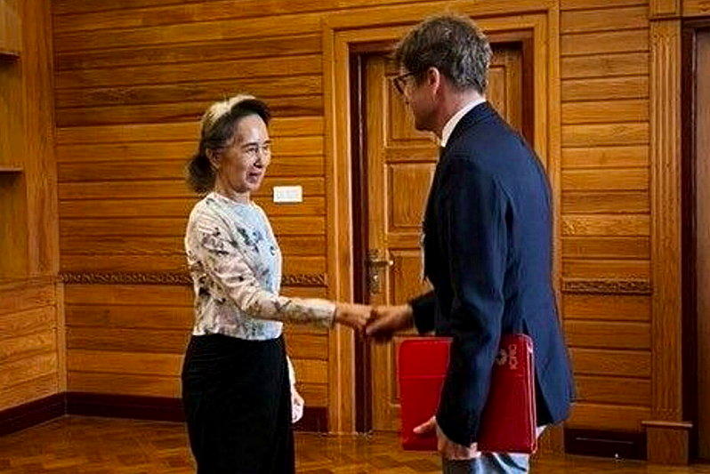 缅甸军政府3日罕见公布照片表示,81岁的翁山苏姬(左)当日在首都与红十字国际委员...