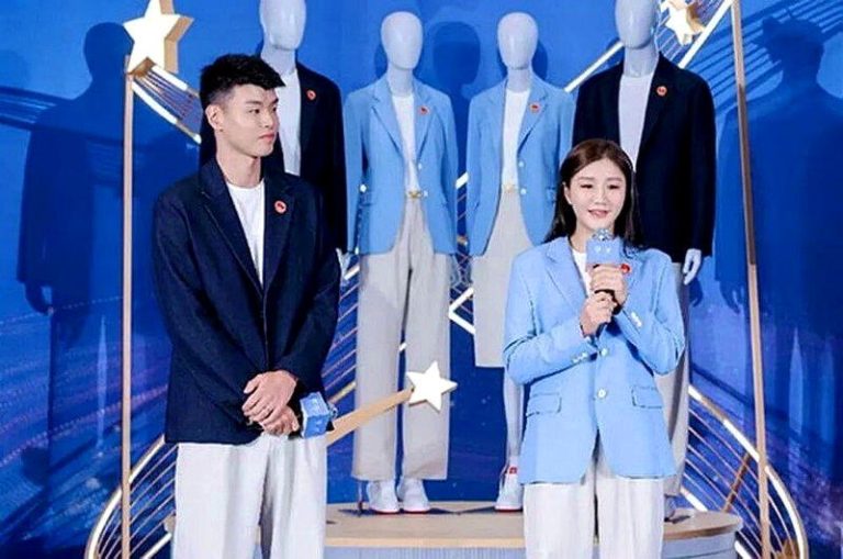 发布仪式现场，陈梦与王懿律身着「星耀礼服」上台交互，分享切身穿着体验。（取材自江...