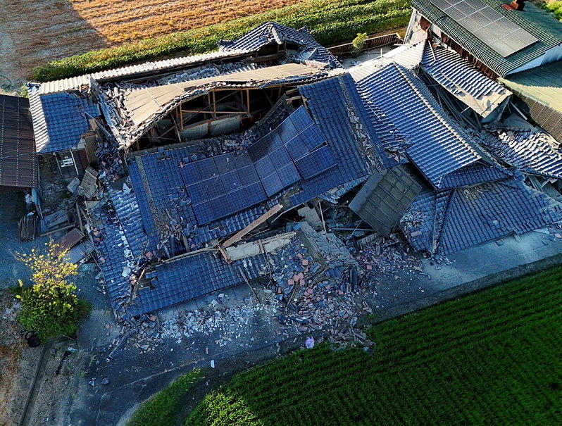 日本7月28日发生规模7.1地震后,熊本县八代郡冰川町一栋倒塌房屋的无人机空拍画...