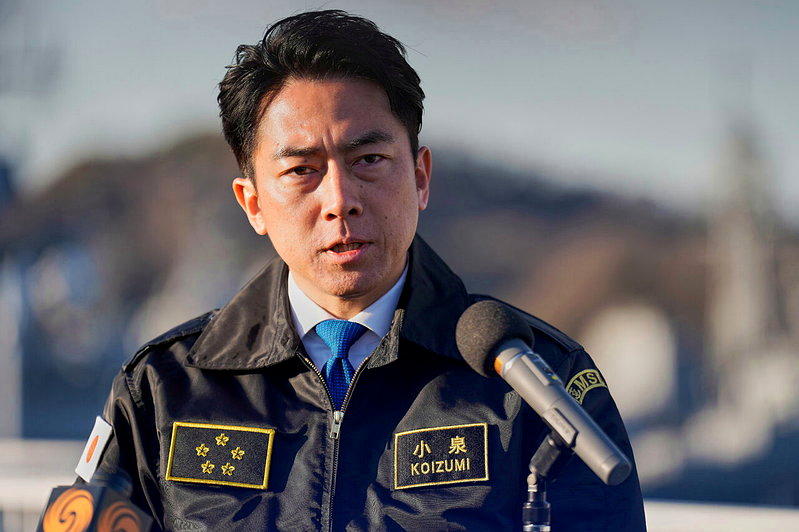 日本防卫大臣小泉进次郎4日在日本内阁会议报告2026年版防卫白皮书。图为1月数据...