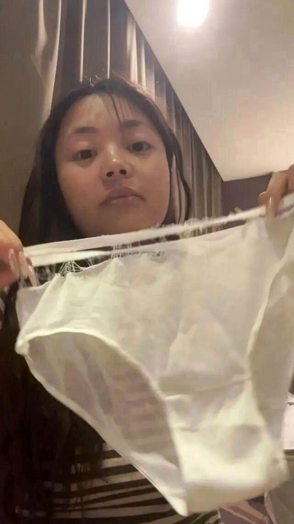 曾女士称她回酒店后试穿另一条一次性内裤，半小时后就坏了。（视频截屏）
