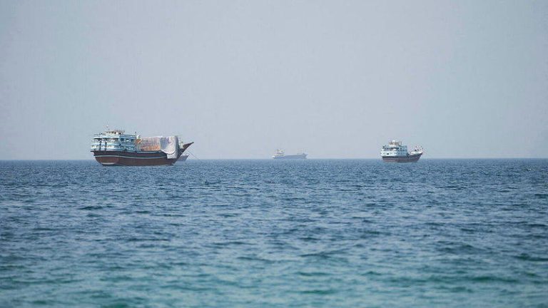 伊朗突加码对美国开刁难条件 荷莫兹海峡协议恐生变 荷莫兹海峡6日可见多艘船舶在靠近阿曼沿岸一侧。(路透)