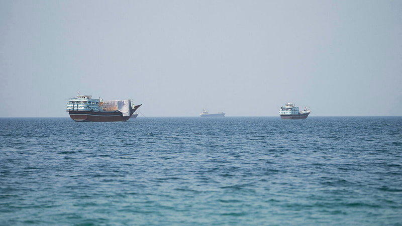 荷莫兹海峡6日可见多艘船舶在靠近阿曼沿岸一侧。(路透)