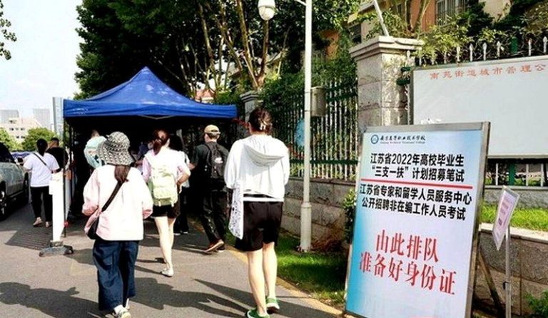 河南「三支一扶」舞弊 成绩全作废 重考方案引发新争议 「三支一扶」计划招募笔试涉弊,考生成绩全部作废。图为应考者赴考场画面。(取材自紫...