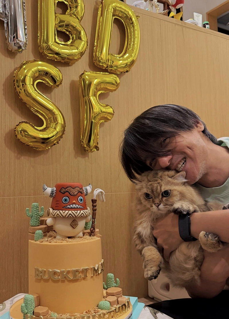 冯德伦抱着爱猫。图/摘自Instagram