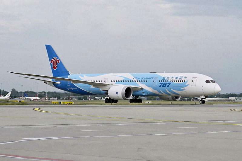 南方航空一架8日由深圳飞往无锡的航班,在深圳机场滑行等待起飞期间疑似「遭雷劈」。...