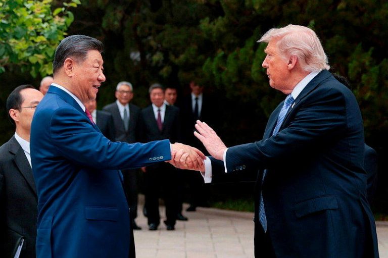 日媒爆料习近平1罕见举动 令欧美外宾意外 真正矛头指向美国 中国国家主席习近平(左)与美国总统川普(右)5月15日在北京中南海。(美联社)