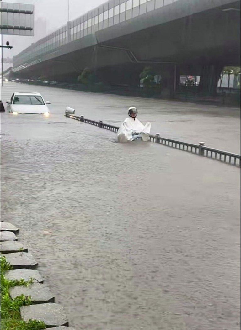 台风白海豚雨势惊人 把上海下成了「海上」 白海豚雨势惊人,上海已有多地传出淹水灾情,网友表示暴雨已将上海下成了「海上」。(...