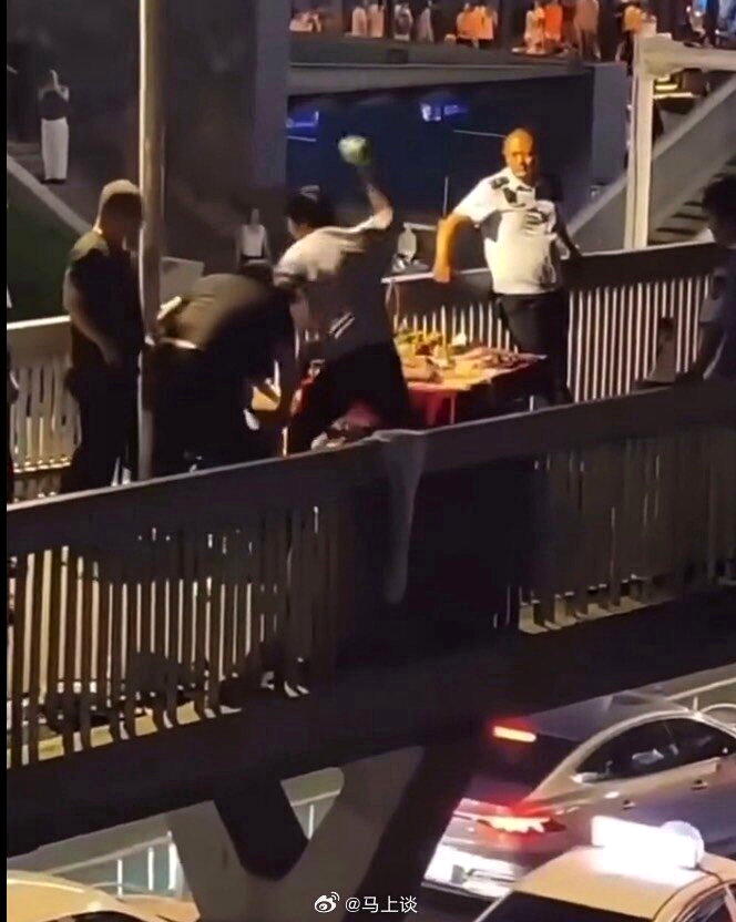 武汉警方通报,一名城管协管员巡查时因摆摊问题与两名摊贩发生口角,先遭两人殴打,随...