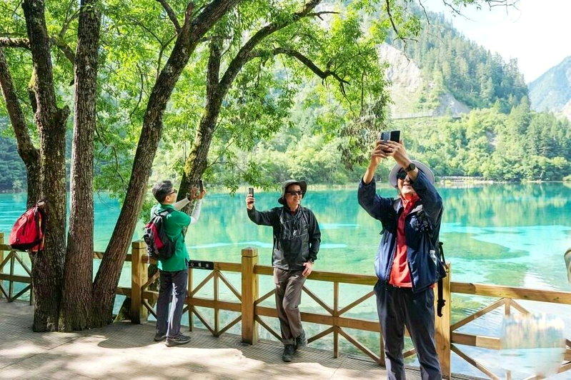 南韩游客在四川九寨沟景区游玩。(新华社)