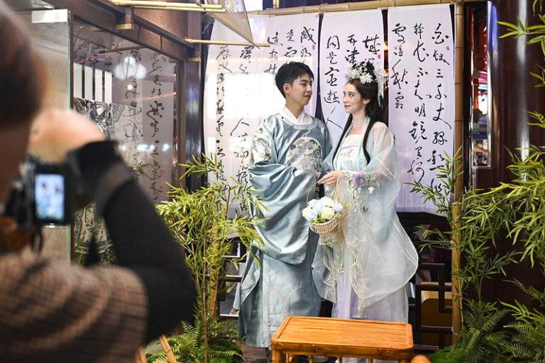 汉服、旅拍、美甲 外国游客疯「中国游3件套」 奥地利游客在上海豫园商城拍摄汉服写真。(新华社)