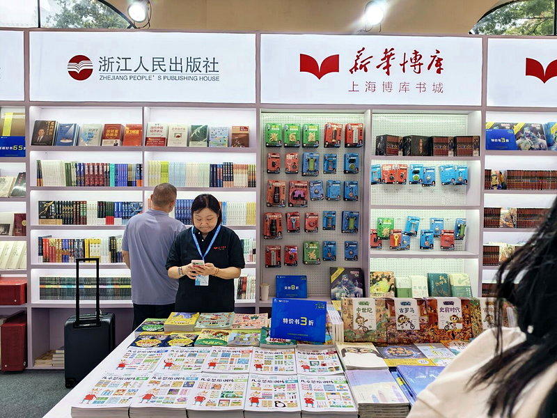 新华博库祭出全场打3折优惠吸引读者购书。(记者林宸谊/摄影)