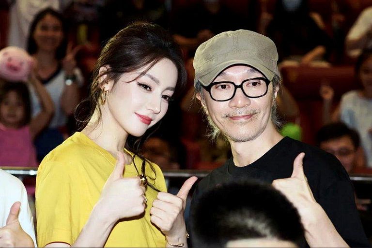 「功夫女足」回主场 香港上映火爆…观众不满这件事 「功夫女足」导演周星驰(右)与主演迪丽热巴。(取材自微博)