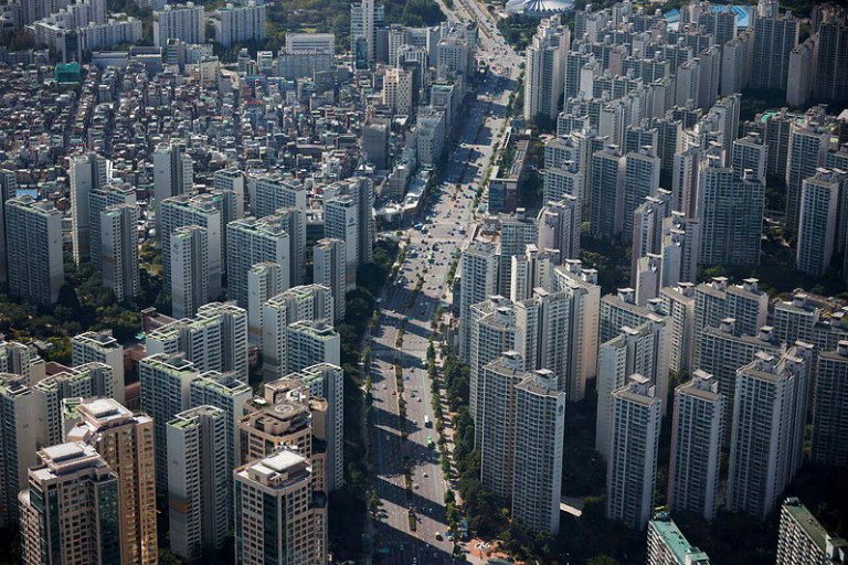 抢救民调…李在明加码供应23万户住宅 遏止首都圈高房价 南韩政府13日表示,将在首都圈地区加码供应超过23万户住宅。(路透)