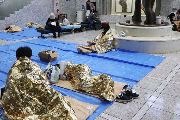 日本千叶县13日降下记录性的豪雨，部分地区路上交通中断，万人无法返家，有上千人1...