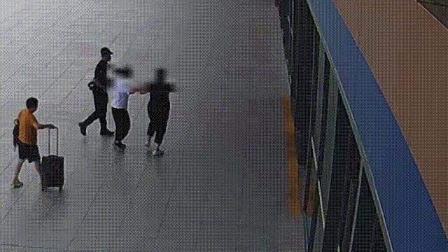 妇人终于赶上高铁。(视频截屏)