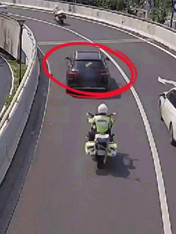 东莞警鸣笛开路 ,护送一名妇人赶高铁,见儿子最后一面。(视频截屏)
