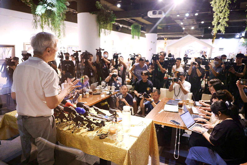 姜厚任面对大批媒体侃侃而谈1个多小时。记者林士杰/摄影