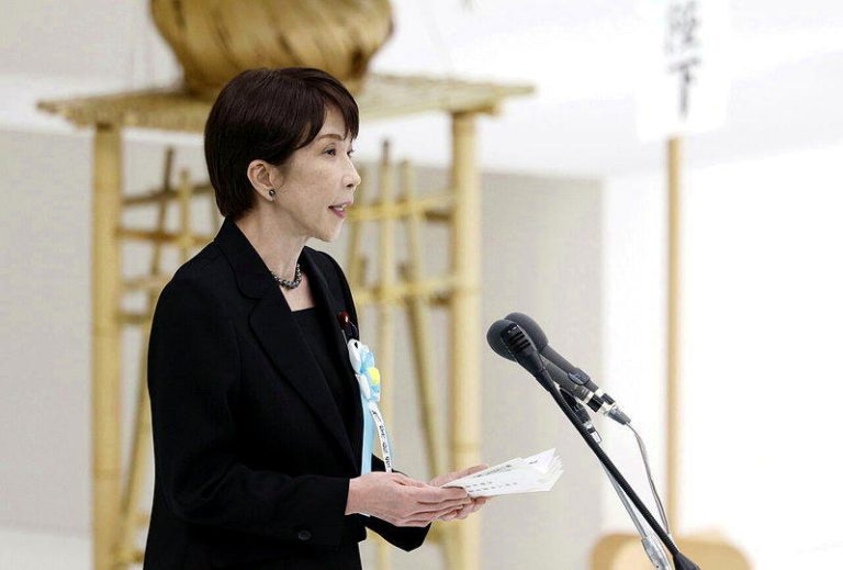 日本首相高市早苗在武道馆举行的全国战殁者追悼仪式上致词。(欧新社)