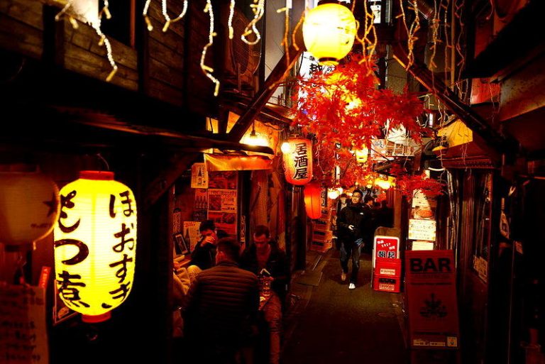在成本上涨的打击下，今年上半年日本居酒屋倒闭家数为近40年来最高。（路透）
