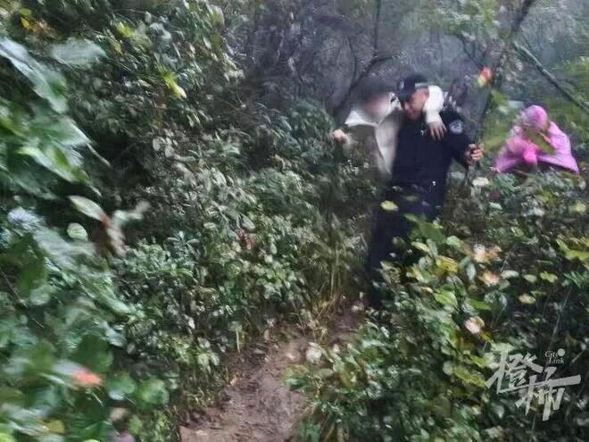 受困男子被救援人员搀扶下山。(取材自都市快报)
