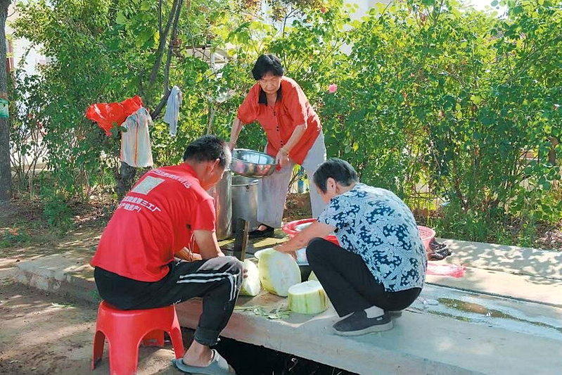 在饭堂，老人们帮着择菜、洗菜。（取材自新京报）