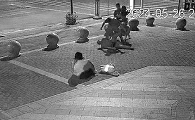 监视器画面显示刘某将该中年男子放倒。(取材自看看新闻)
