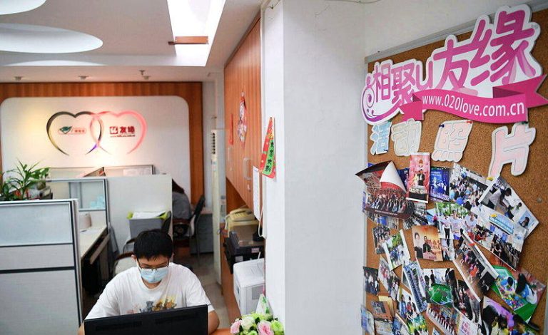 焦虑单身男 沦陷「闪婚」骗局 在广州成立的「青年婚恋服务研究中心」前身是官方婚介所,累计帮助数十万青年寻得良缘...
