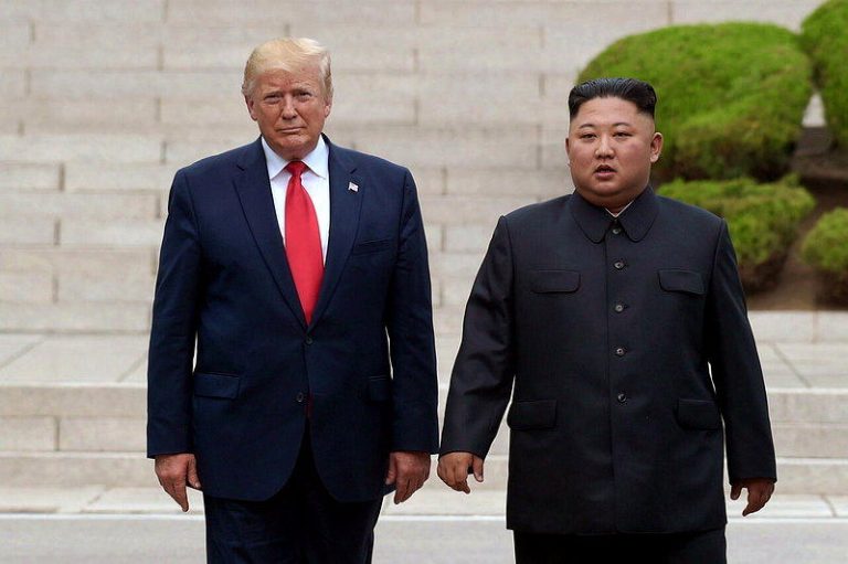 川普无条件求见金正恩 专家忧北韩筹码已大增 2019年时任的美国总统川普(左)与北韩领导人金正恩(右)6月30日在板门店两韩...