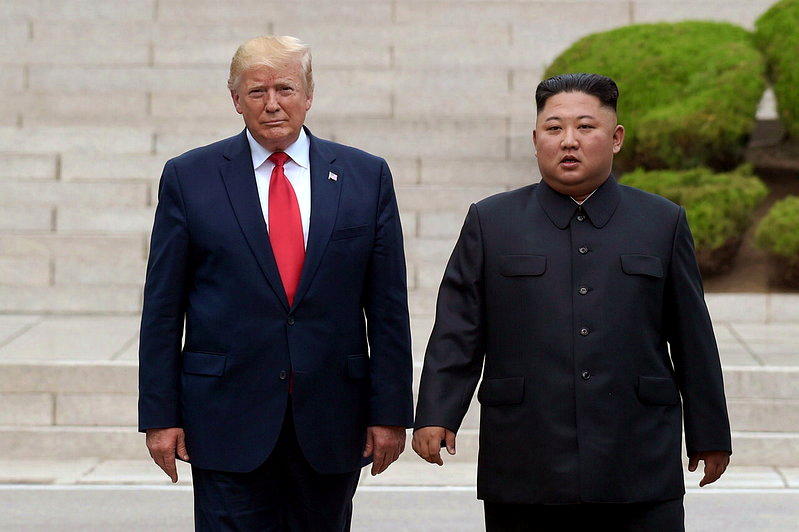 2019年时任的美国总统川普(左)与北韩领导人金正恩(右)6月30日在板门店两韩...