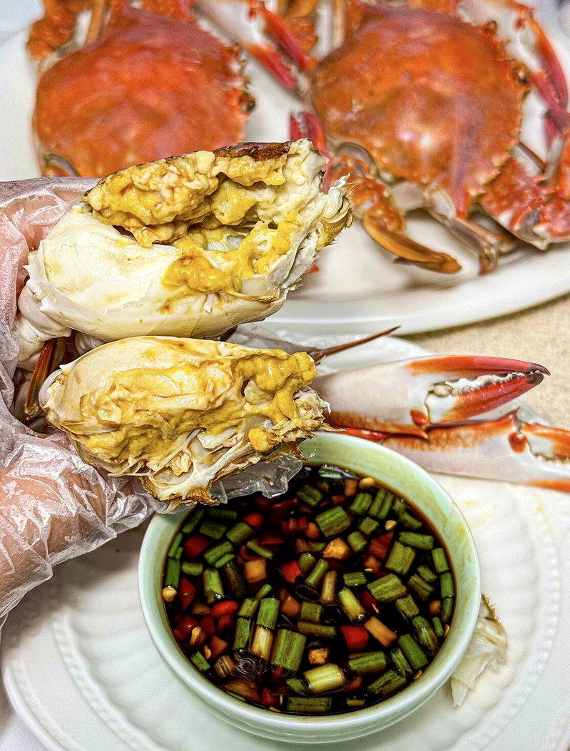 年轻网友分享以自己「拼蟹」煮成的生猛大餐。(取材自小红书)