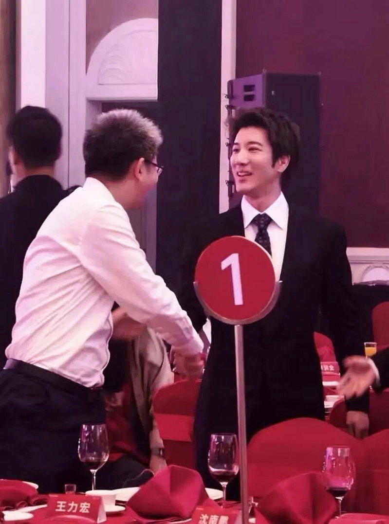 著名歌手王力宏出席宇树科技答谢宴。(取材自观察者网)