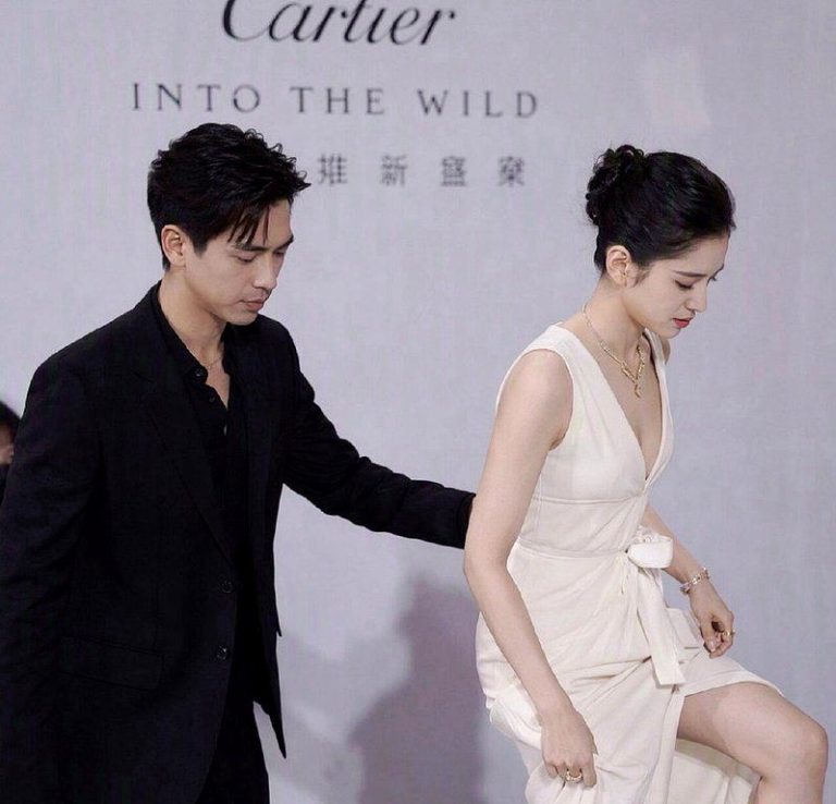 李现(左)反射性伸手「虚扶」张婧仪，被赞绅士手。(取材自微博)