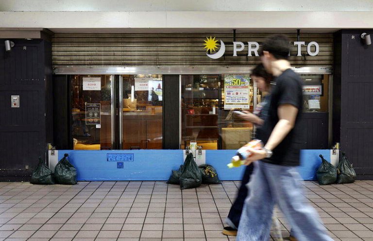 图为之前受豪雨侵袭的咖啡厅架设起防洪挡板。(欧新社)