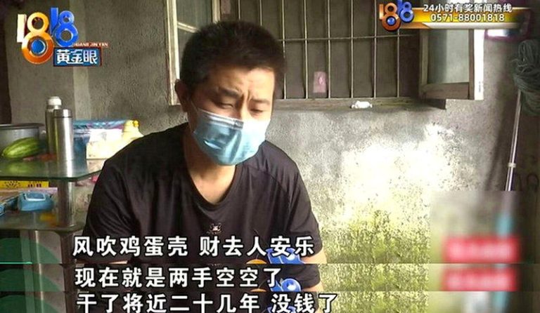 住破房穿廉价衣服，20年攒下789万元，男子的生活方式引发热议。（视频截屏）