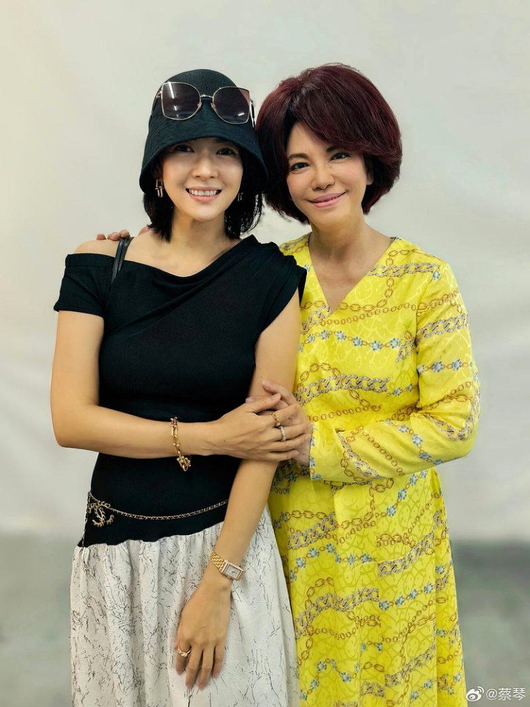蔡琴在微博发出与章子怡的合影。（取材自微博）