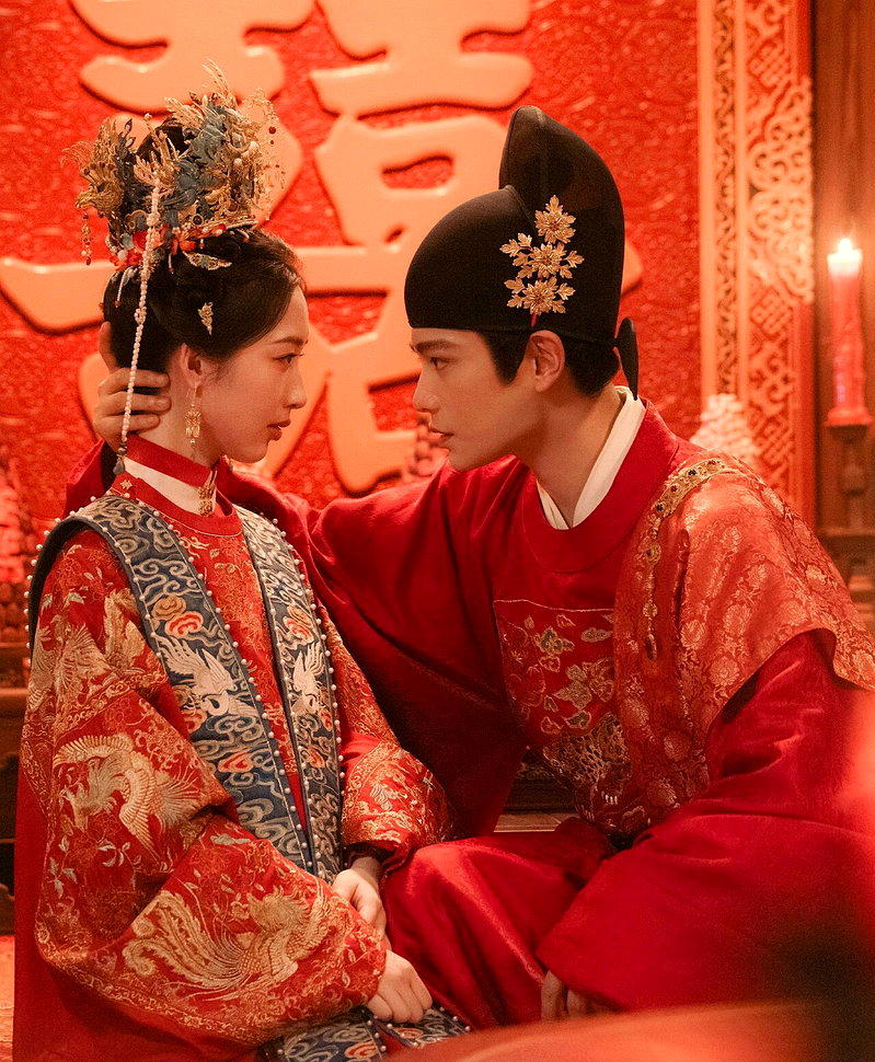 「花开锦绣」中,丁禹兮(右)与邓恩熙的洞房吻戏引发网友热议。(取材自微博)