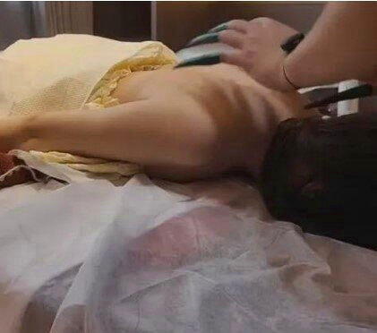 技师给客人挠痒痒。(取材自大象新闻)