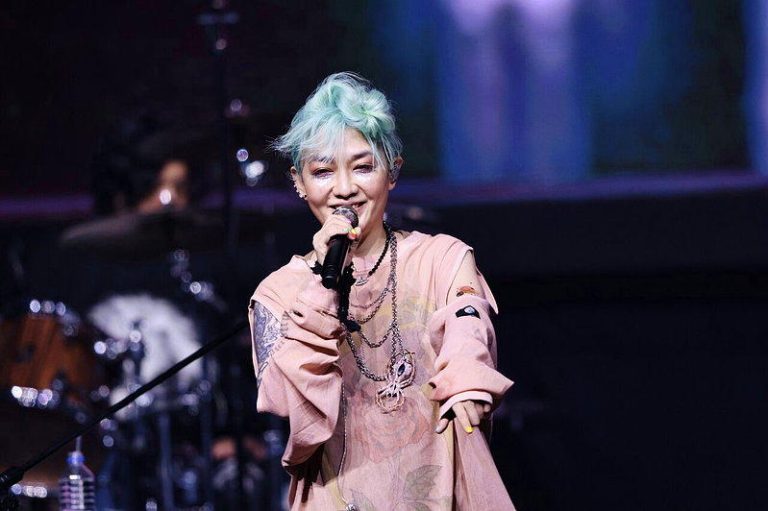 范晓萱唱一半…大S显灵?舞台灯光有异 她脱口:阿弥托佛 范晓萱开心地跟观众打招呼。记者王聪贤/摄影