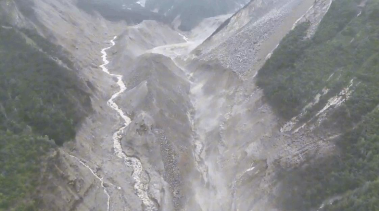 尼泊尔与中国西藏交界的喜马拉雅地区26日发生严重山洪，截至30日两地累计造成至少...