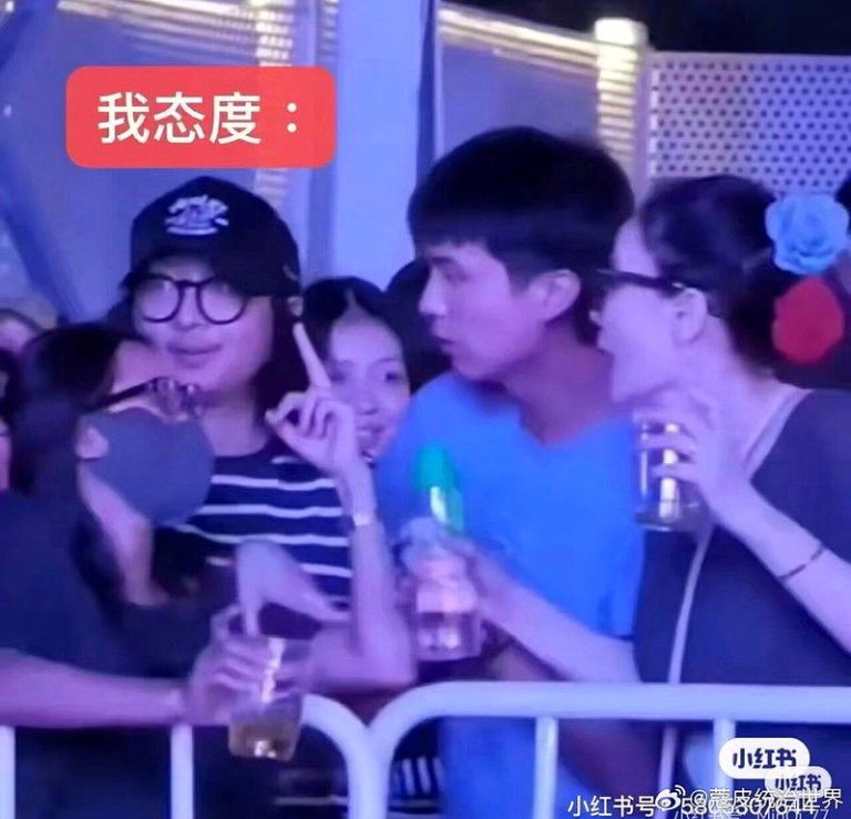 陈粒（戴口罩者）疑似遭性骚后，对Ryan比中指。（取材自微博）