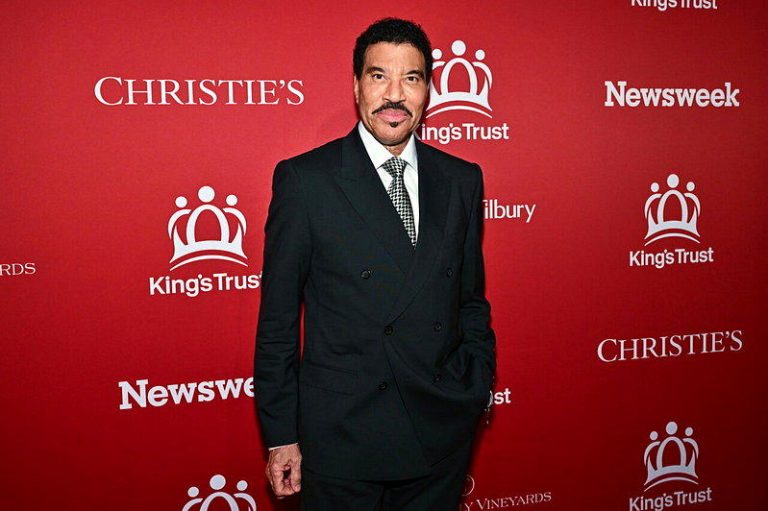 李诺李奇（Lionel Richie）近日巡演接连传出健康警讯。(美联社数据照)