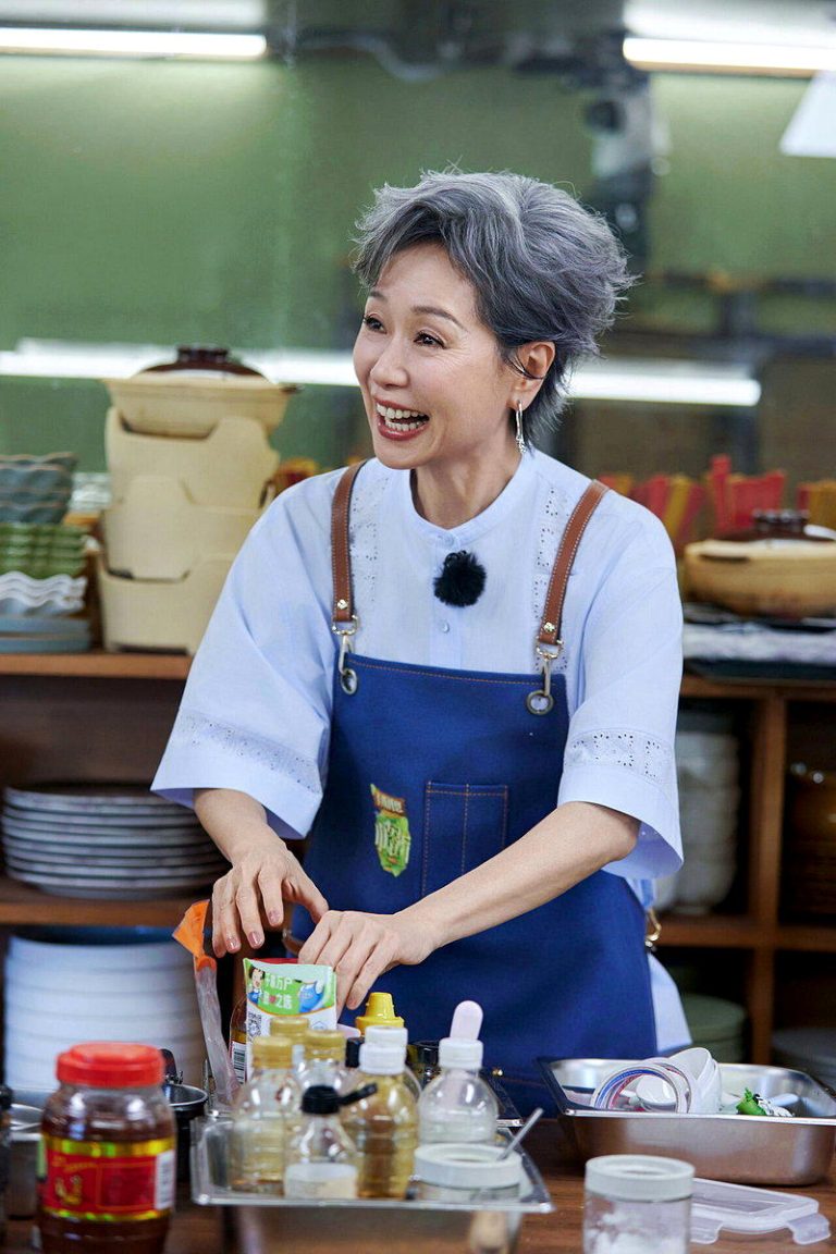 叶童在综艺「中餐厅10」中主动承担杂活，全程不抱怨获好评。(取材自微博)