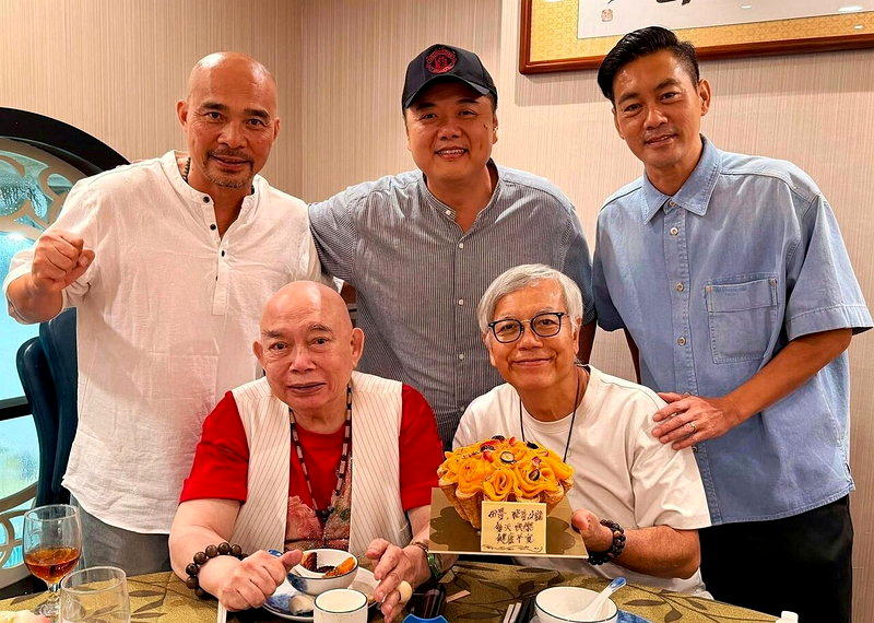 田启文(前排右)等人日前为大师兄黄一飞(前排左)庆生。(取材自微博)