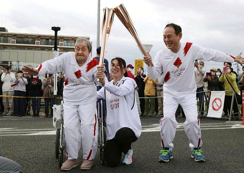 日本最高龄长者、奈良县的贺川滋子(左)8月27日辞世,享嵩寿115岁。她2021...